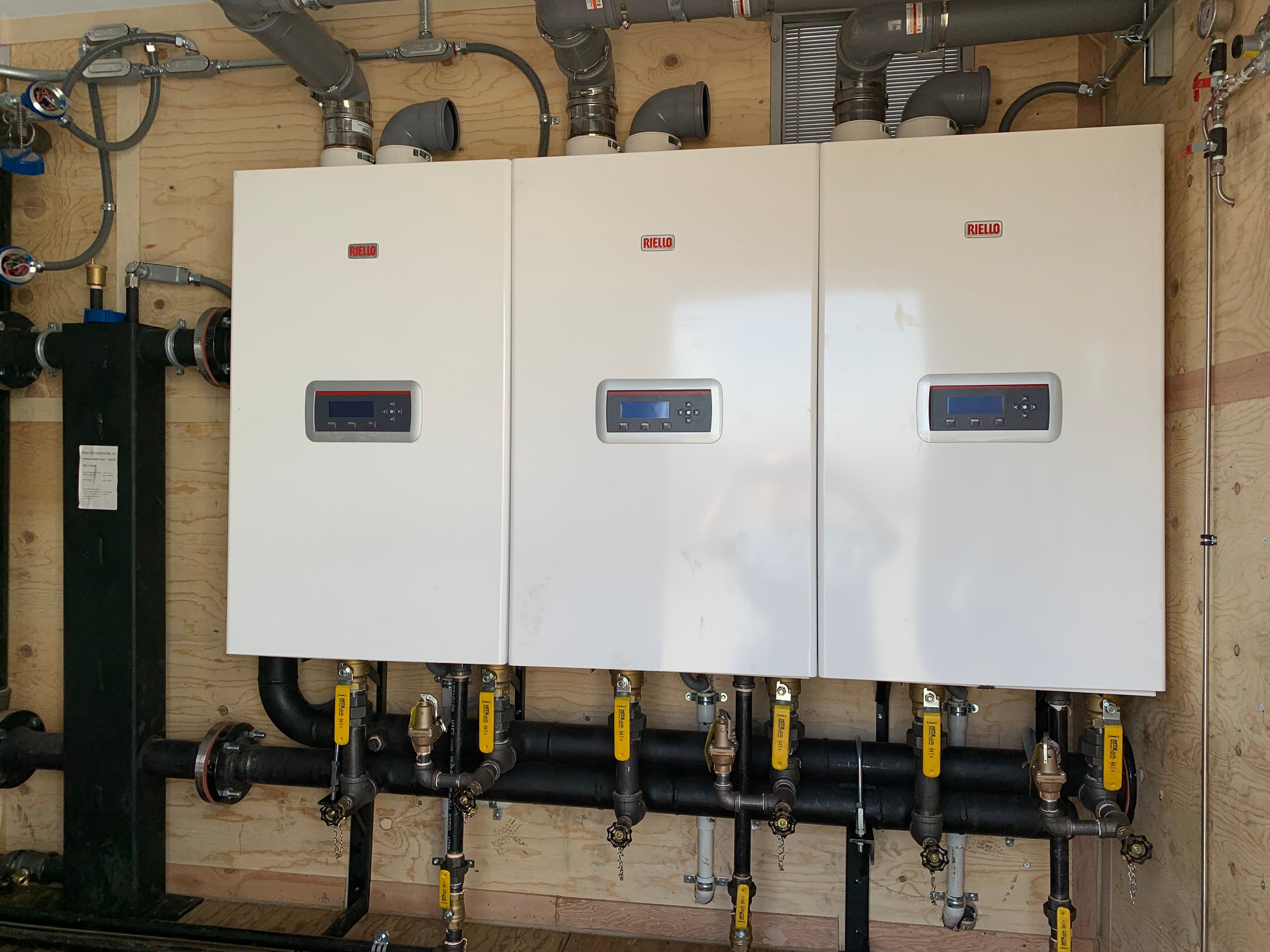 Riello Condexa PRO-
399,000Btu Wall Hung Boiler cascade, 
1,200,000 Btu Boiler Plant with
30:1 Turndown
