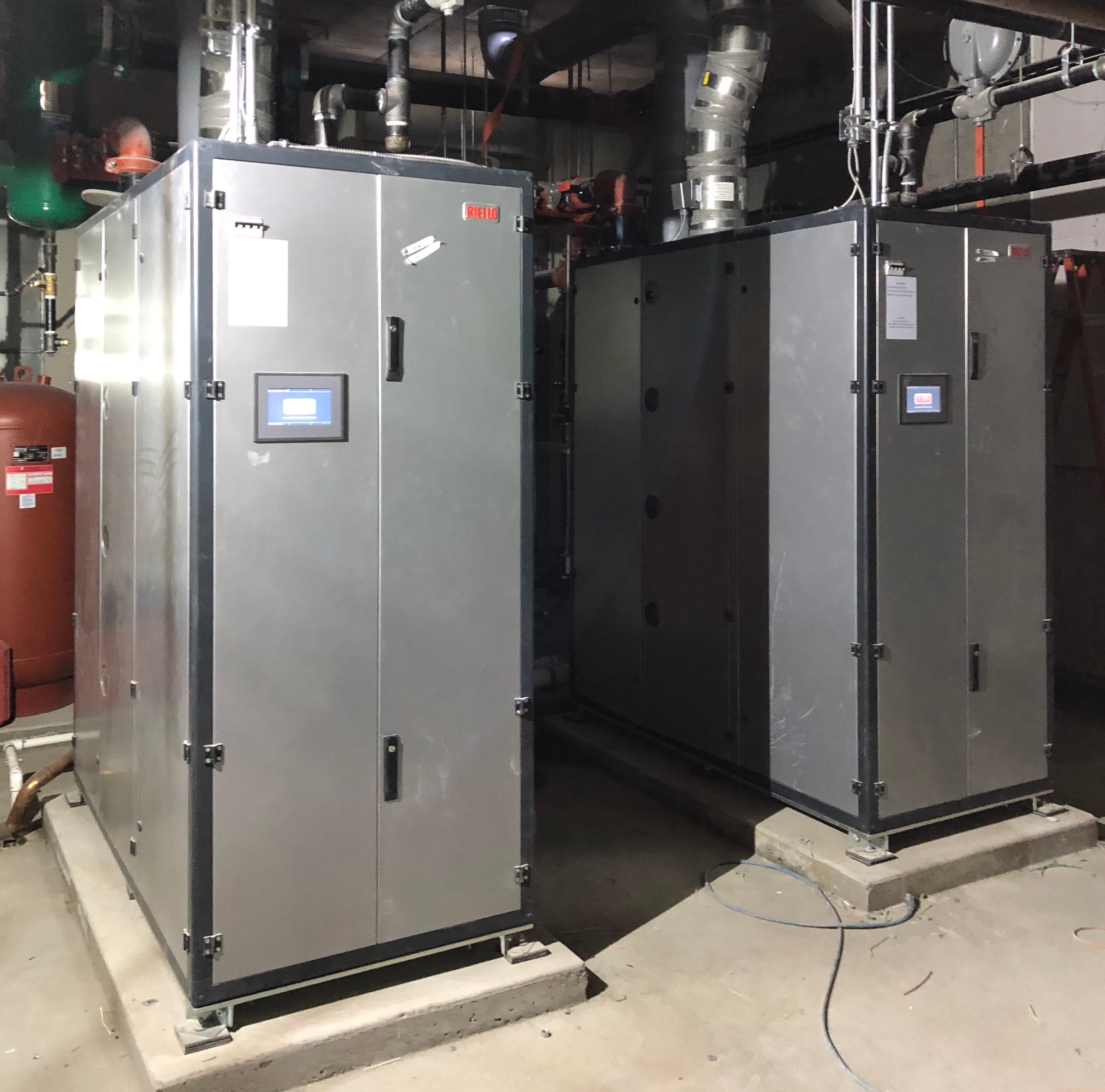 Hub-C 28 floor, 351 suite
residential tower.
2x AR-4000 Riello ARRAY™ Boilers 80:1 
Plant Turndown.