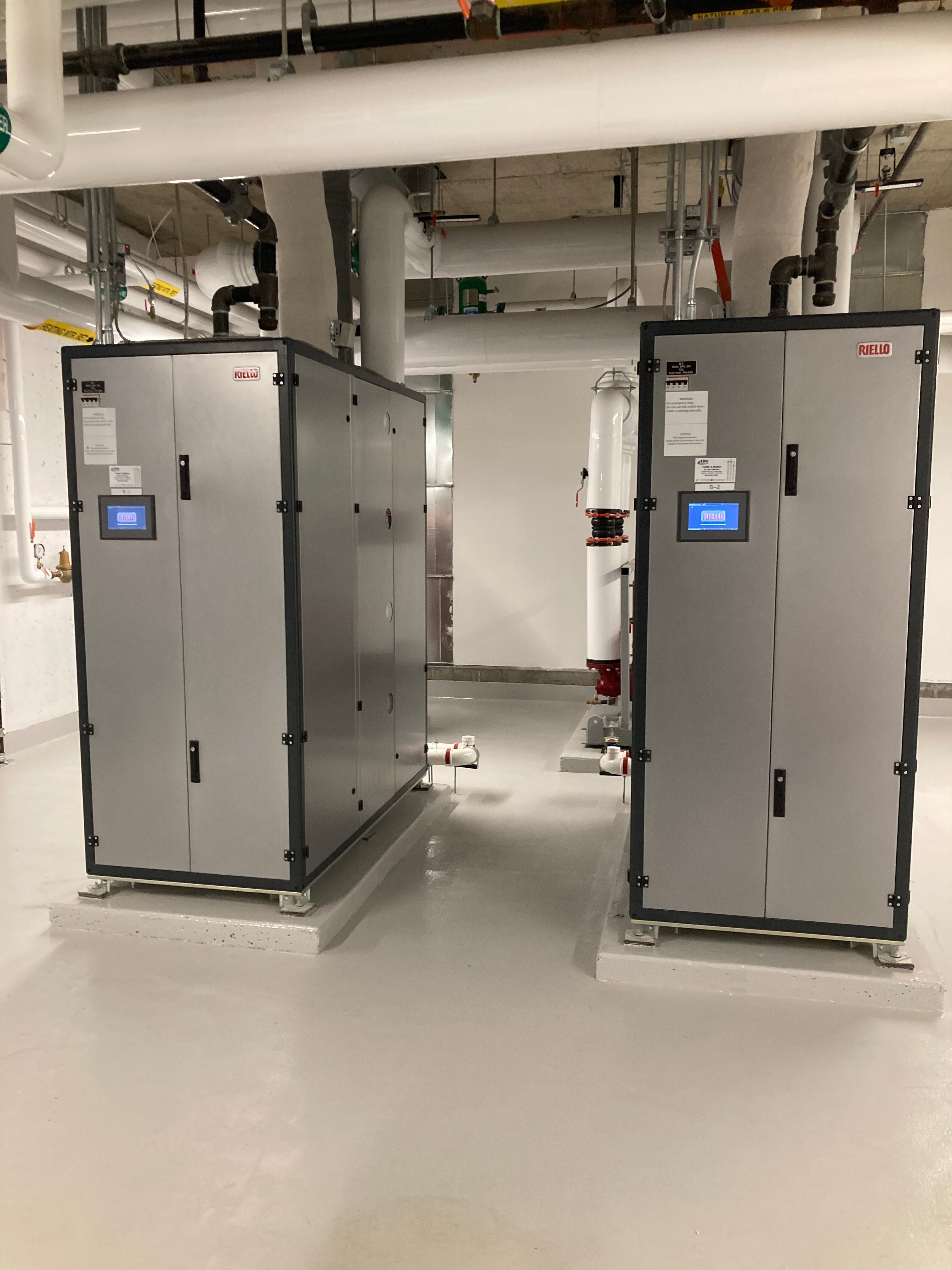 HUB-C Tower UofC-SAIT
28 Floor, 351 suite residential tower
2x AR-4000 Riello ARRAY™ Boilers 
80:1 Plant Turndown.